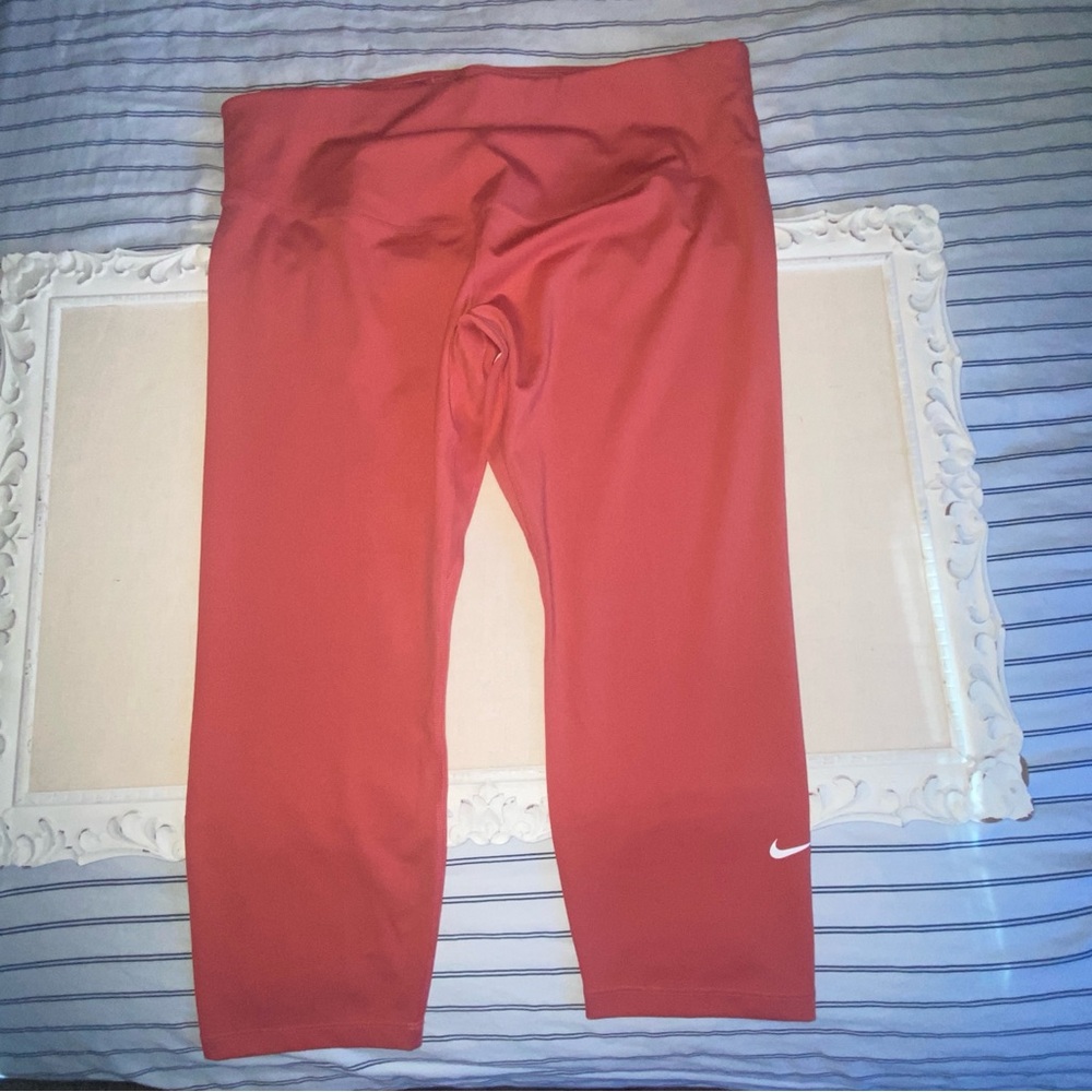NWOT Nike Capri Leggings